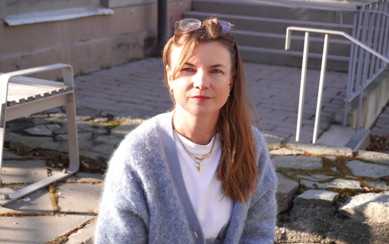 Porträtt av Julia Sandahl utanför Bloms hus på Campus