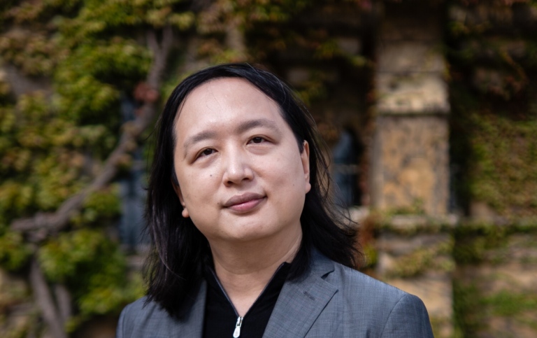 Audrey Tang framför hus i Oxford